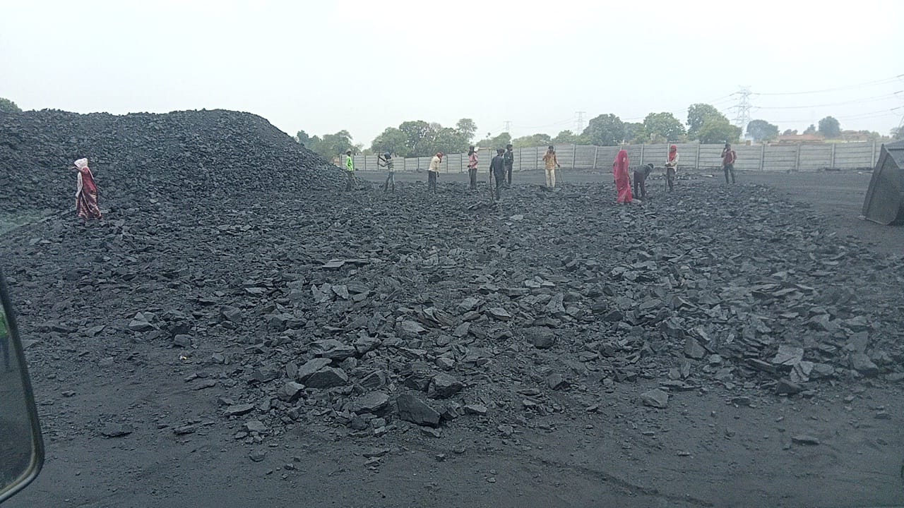 Singrauli News: खनिज अमले द्वारा बरगवां व गोंदवाली क्षेत्र के रेलवे साइडिंग में की गई औचक जांच