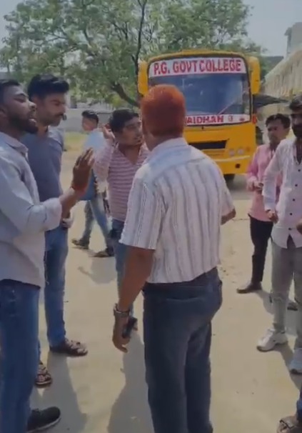 Singrauli News: प्रधानमंत्री कॉलेज के क्रीड़ाधिकारी का हुआ स्थानांतरण, कहा- जिसमें दम हो रिलीव करा द