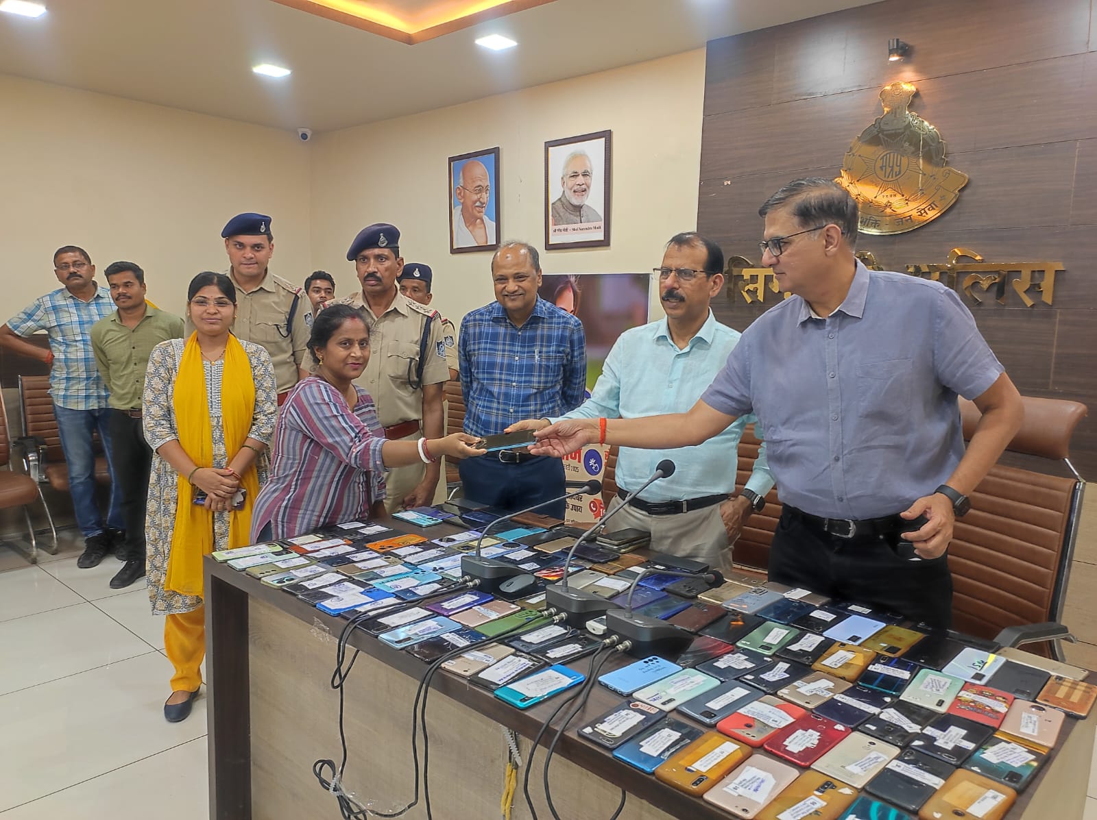 Singrauli News: सिंगरौली पुलिस ने 328 गुम मोबाइलों की बरामदगी, कुल कीमत लगभग ₹40 लाख रुपये