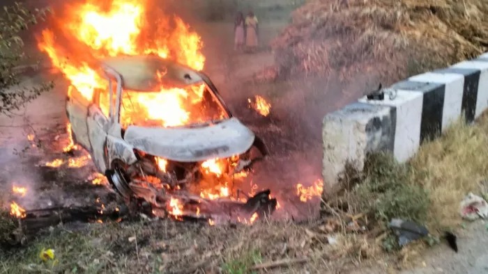 UP News : बुलंदशहर में पुलिया से टकराकर पलटी कार, आग लगने से मासूम समेत पांच लोग जिंदा जले, एक घायल