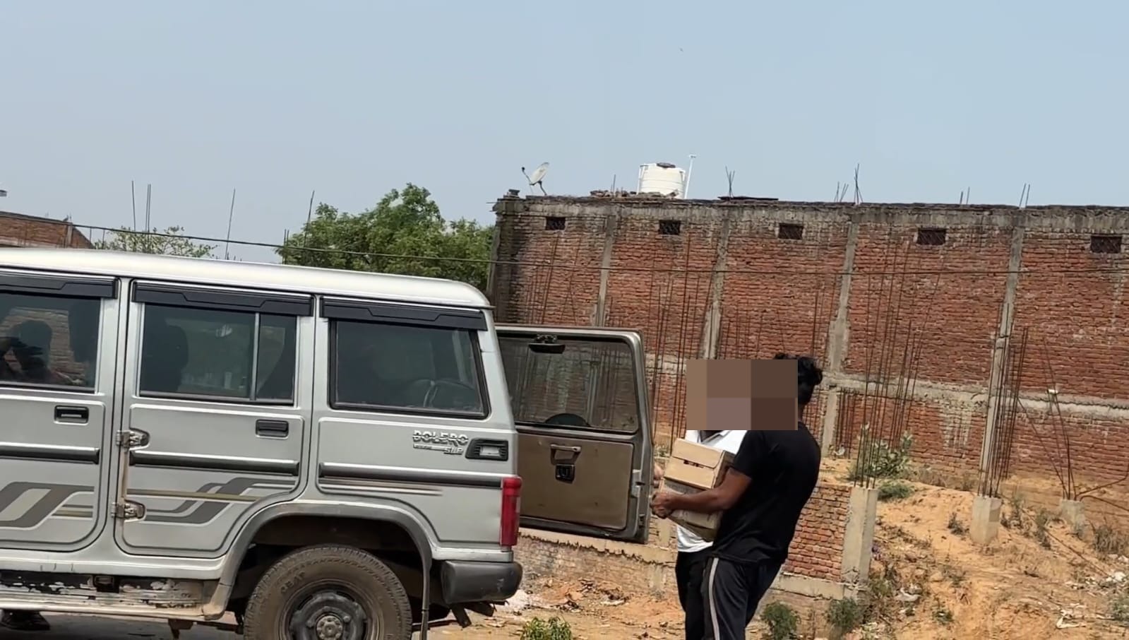 Singrauli News: देवसर क्षेत्र में बोलेरो से गांव गांव पहुंचाई जा रही अवैध शराब