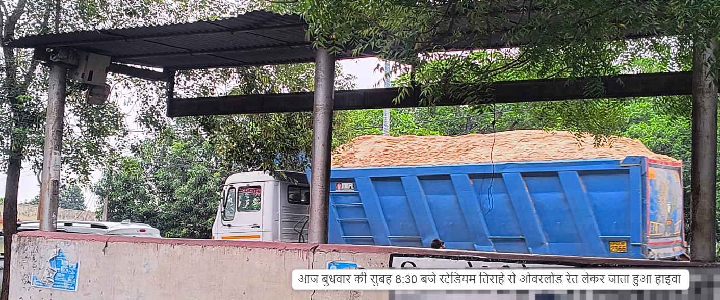 Singrauli News: शहर की सड़कों में दौड़ रहे ओवरलोड वाहन, सड़कें भी दे रही जवाब, प्रभारी नहीं दे रहे ध्य