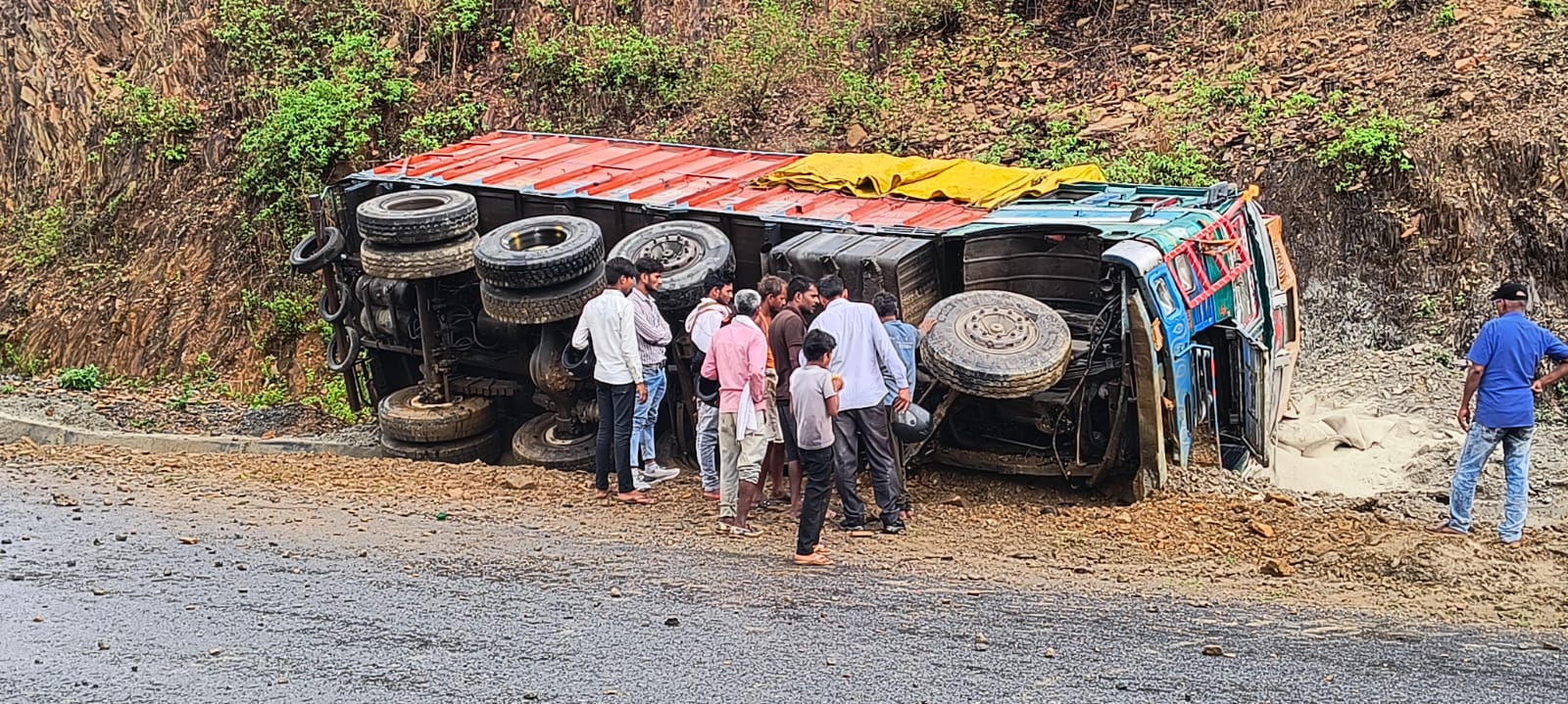 Singrauli News: सजहर घाटी में राखड़ लोड ट्रक पलटा, कोई हताहत नहीं