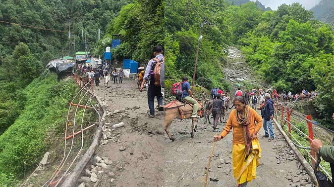 Kedarnath Yatra: केदारनाथ में भारी भूस्खलन चपेट में आए पांच मजदूर, खाई में गिरने से दो की मौत, तीन घ
