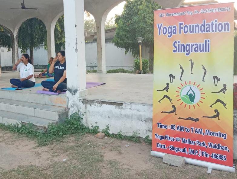 Singrauli News: योगा फाउंडेशन ने योग कक्षा दौरान लोगो को किया जागरूक