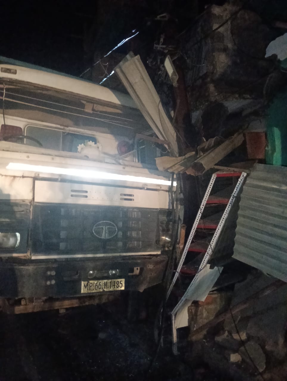 Singrauli News: निवास बाजार में अनियंत्रित हाईवा ने पोल में मारी ठोकर, दूकानों के टूटें शटर