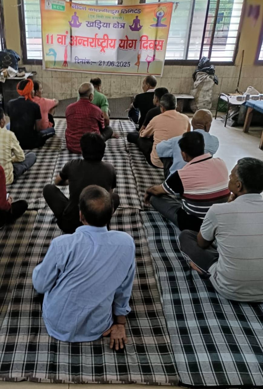 Singrauli News: एनसीएल खड़िया के डीजीआर सुरक्षाकर्मियों द्वारा किया जा रहा योग अभ्यास