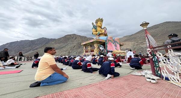 International Yoga Day 2025: अंतर्राष्ट्रीय योग दिवस 2025, पूरे भारत में योग उत्सव की चल रही लहर