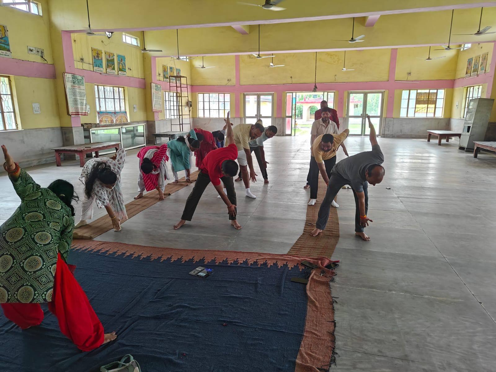 Singrauli News: भाजपा जिलाध्यक्ष ने किया योगाभ्यास, योग को दिनचर्या का हिस्सा बनाने की अपील की