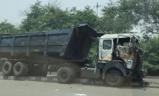 Shaktinager news: शक्तिनगर में ट्रेलर चालकों की मनमानी, डिवाइडर पर चलाते वाहन, लोगों में दहशत