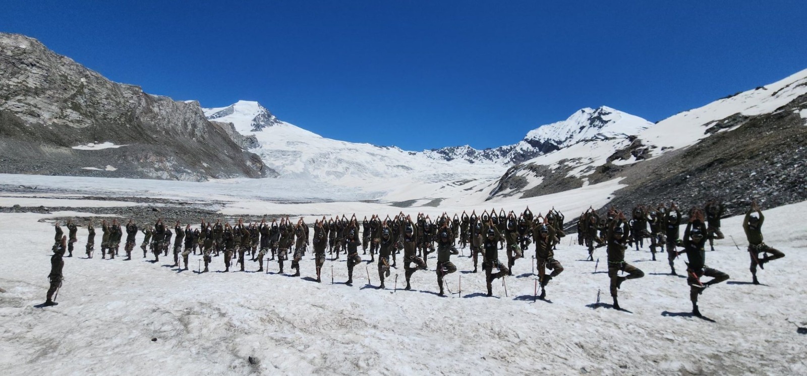Indian Army Yoga Session: सियाचिन से लेकर विशाखापत्तनम तक 
