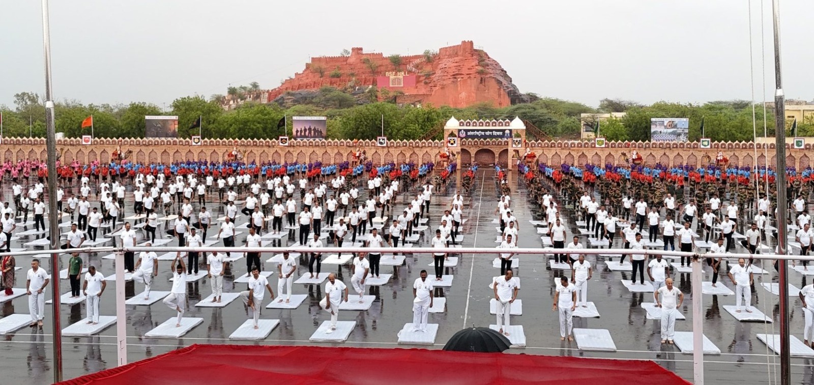 Attari-Wagah Border Yoga: अटारी-वाघा बॉर्डर पर बीएसएफ ने भव्य योग सत्र का किया आयोजन