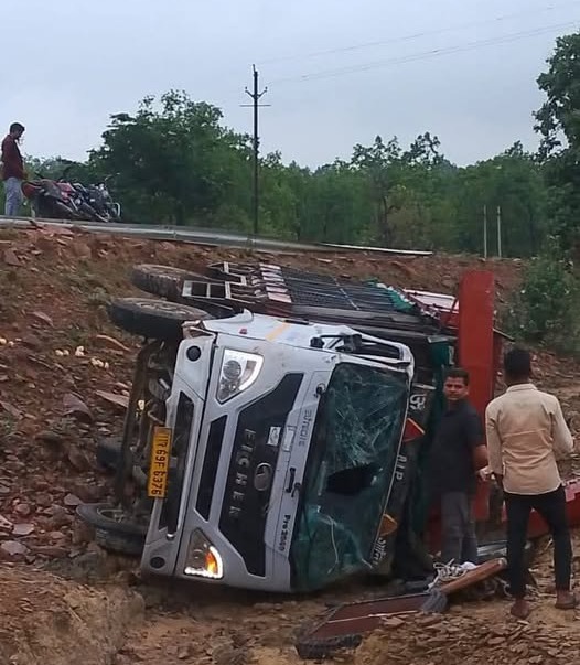 Singrauli News: अनियंत्रित पोल्ट्री फार्म की ट्रक पलटी, एक की मौत, एक घायल