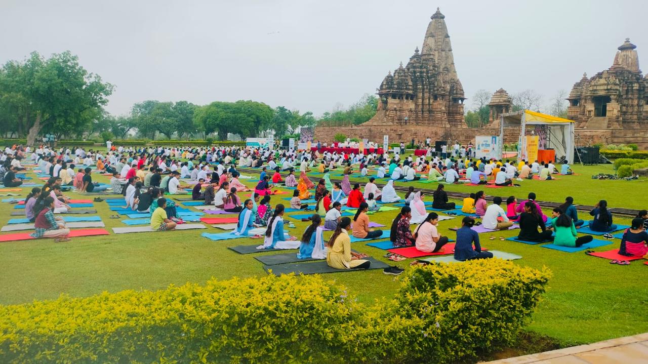 Mp News: मध्यप्रदेश के पर्यटन स्थलों से दिया गया योग का संदेश