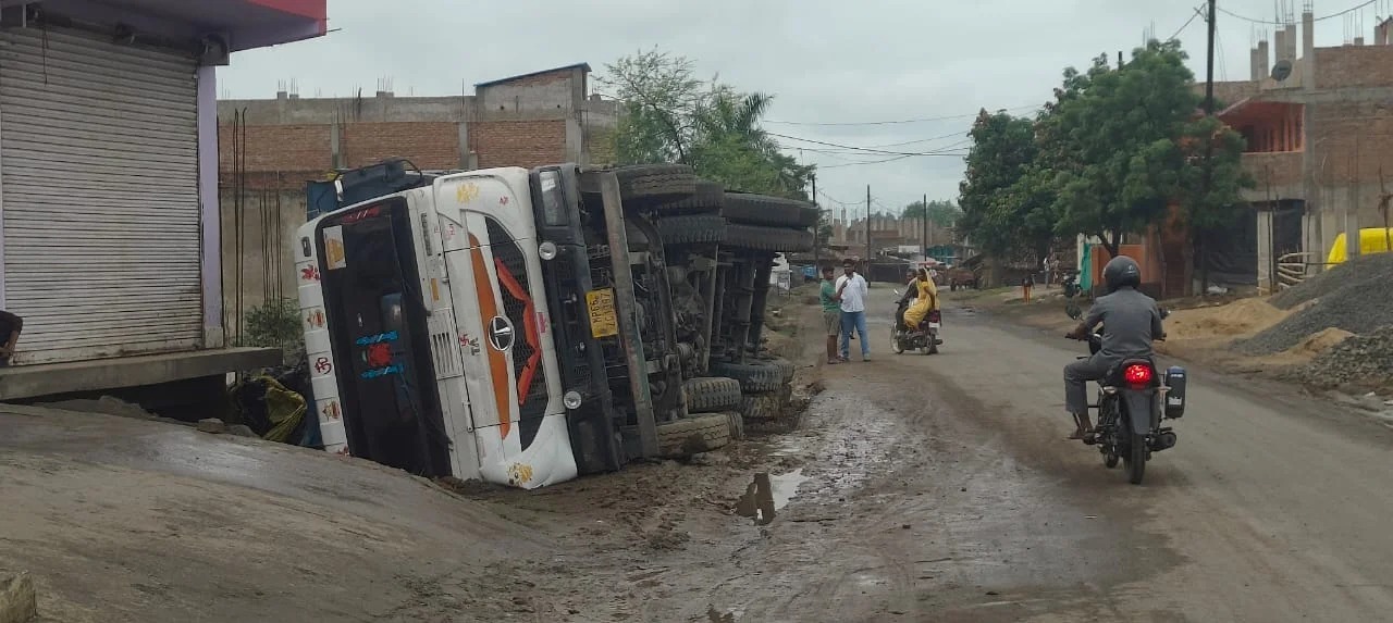 Singrauli News: सरई थाना क्षेत्र में सड़क किनारे पलटा कोयला वाहन