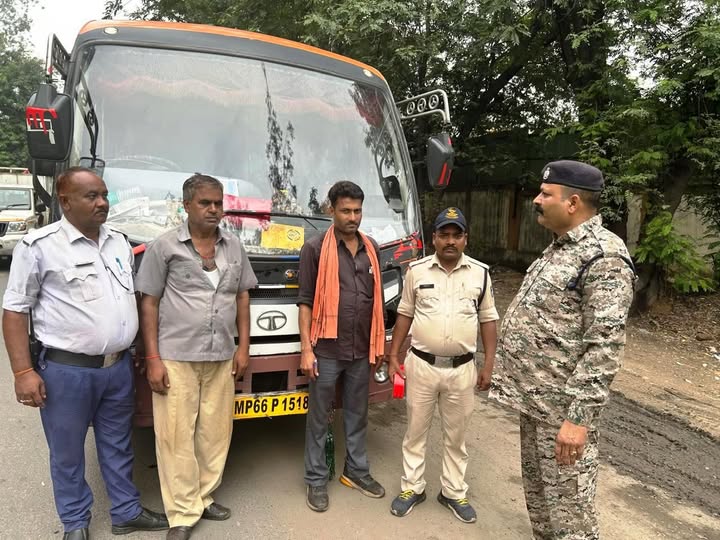 Singrauli News: यात्री एवं मालवाहक वाहनों पर आरटीओ एवं पुलिस ने की कार्रवाई