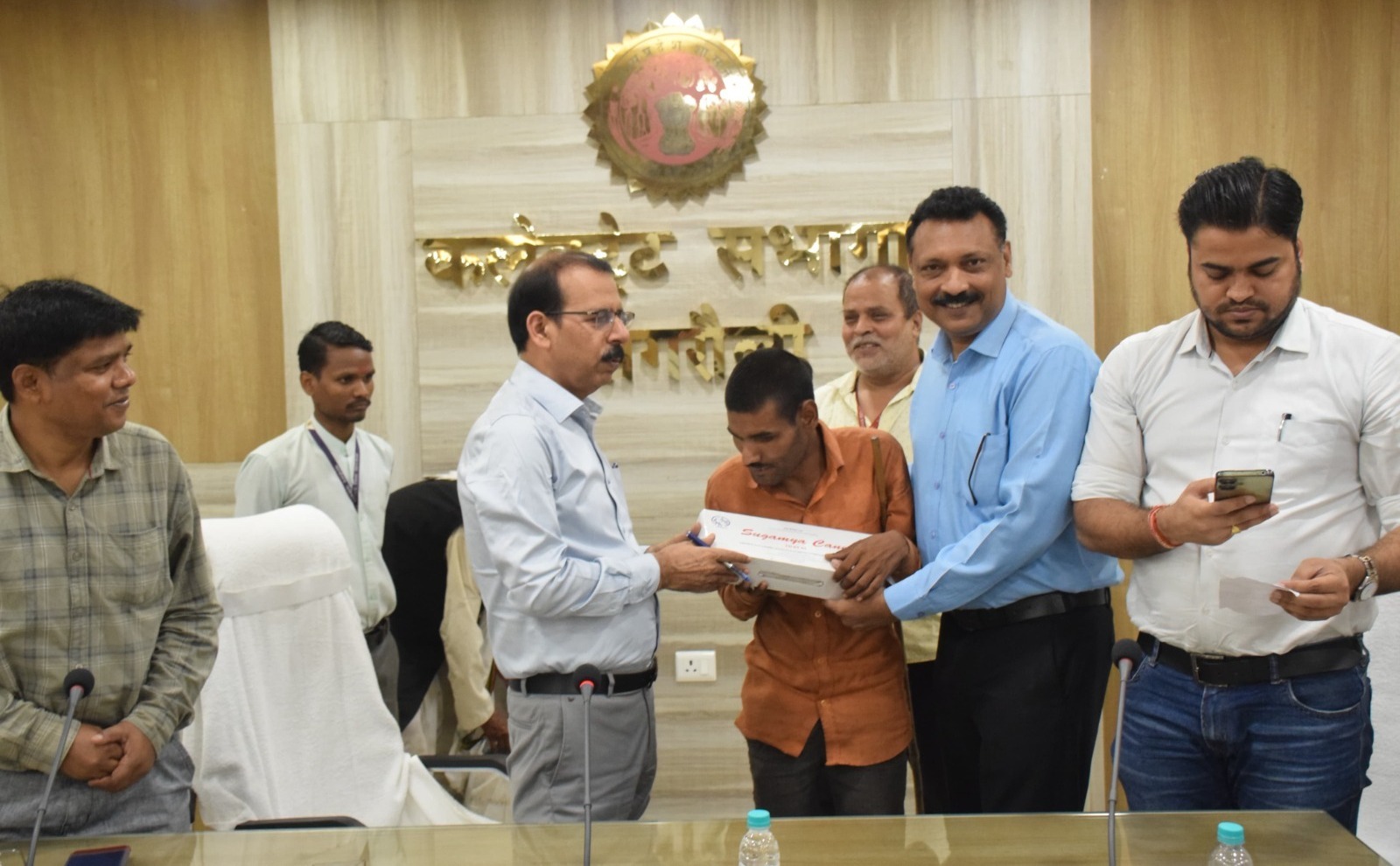 Singrauli News: नेत्रहीन बेलन लाल यादव सुगम केन पाकर हुए खुश