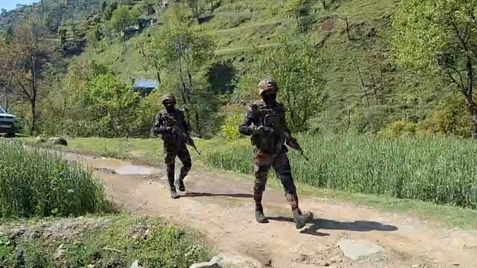 Jammu News: राजोरी के केरी सेक्टर में आतंकी ढेर, इलाके की घेराबंदी कर तलाशी अभियान जारी