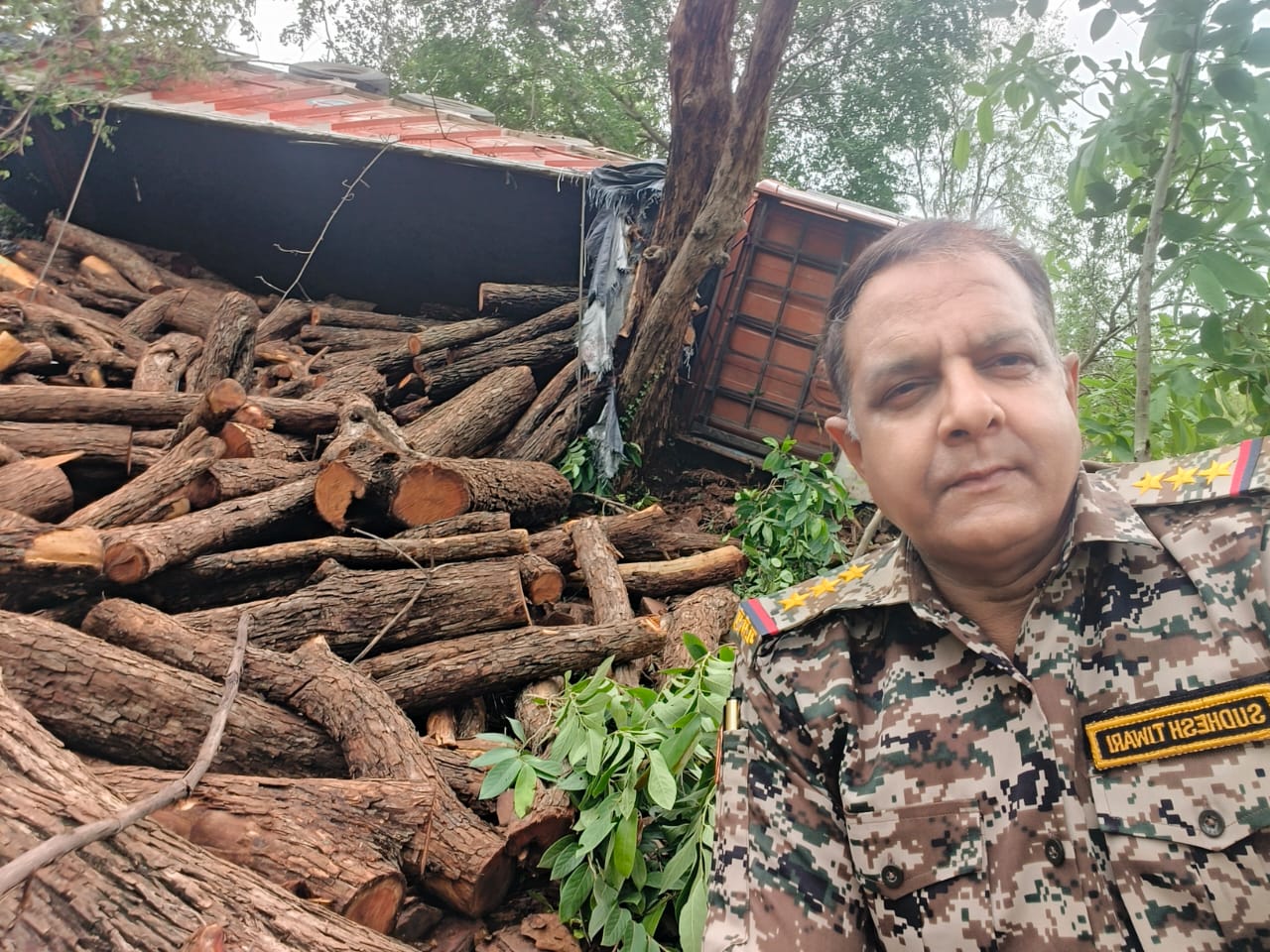 Singrauli News: चितरंगी पुलिस ने एक करोड़ क़ीमत की खैर की लकड़ी से भरा ट्रक किया जप्त, चालक फ़रार