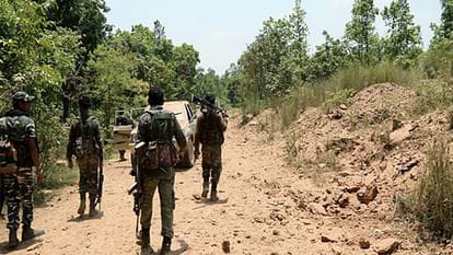 Chhattisgarh Encounter: नारायणपुर में सुरक्षाबलों और नक्सलियों के बीच मुठभेड़, दो महिला नक्सलियों के