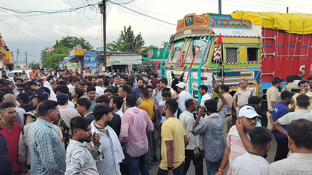 Singrauli News: सड़क हादसे में युवक की मौत, 11 घंटे जाम रहा बैढ़न-सीधी मार्ग