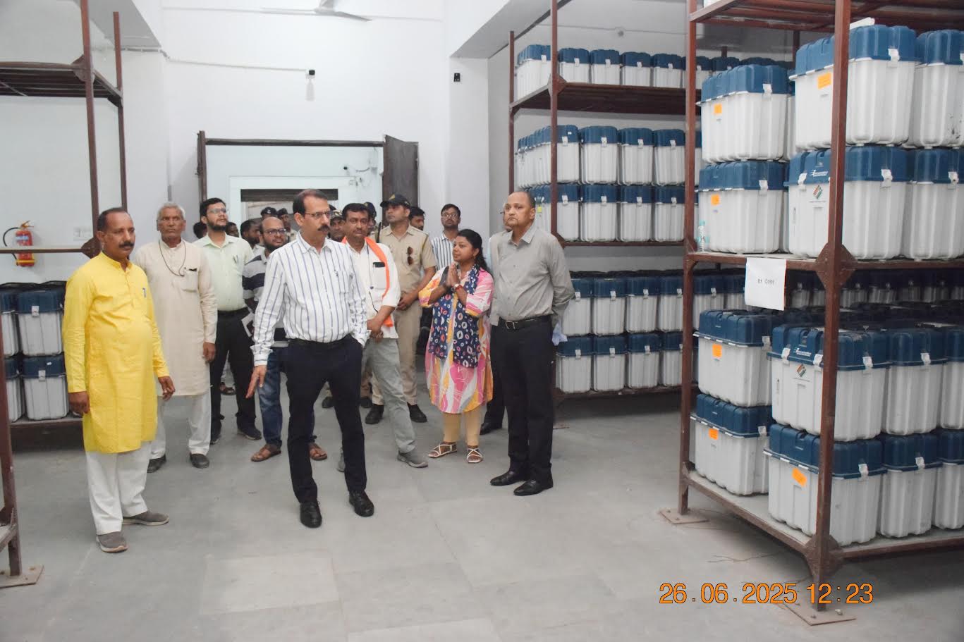 Singrauli News: जिला निर्वाचन अधिकारी व राजनैतिक दलों के प्रतिनिधियों ने स्ट्रांग रूम का किया निरीक्