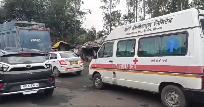 Singrauli News: दुधिचुआ परियोजना में निर्देशों की अनदेखी, कोयला ट्रकों के जाम से फंस रही एम्बुलेंस