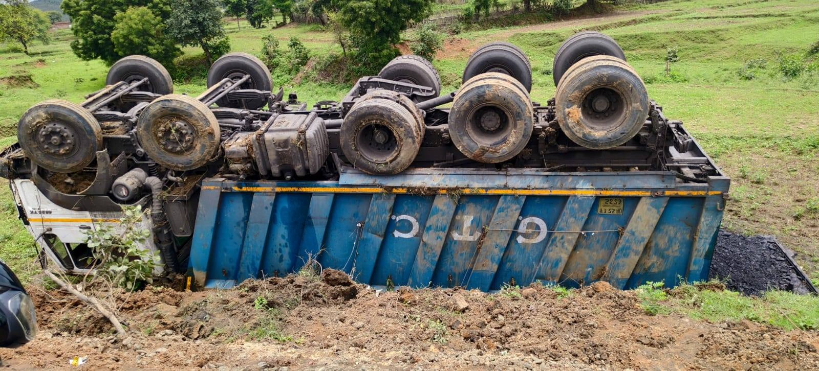 Singrauli News: बंधौरा में कोयले से लोड हाइवा पलटा, कोई हताहत नहीं 