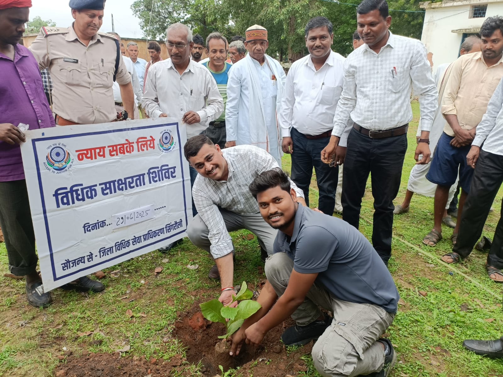 Singrauli News: बरका पंचायत मे विधिक साक्षरता शिविर के बाद कराया गया वृक्षारोपण