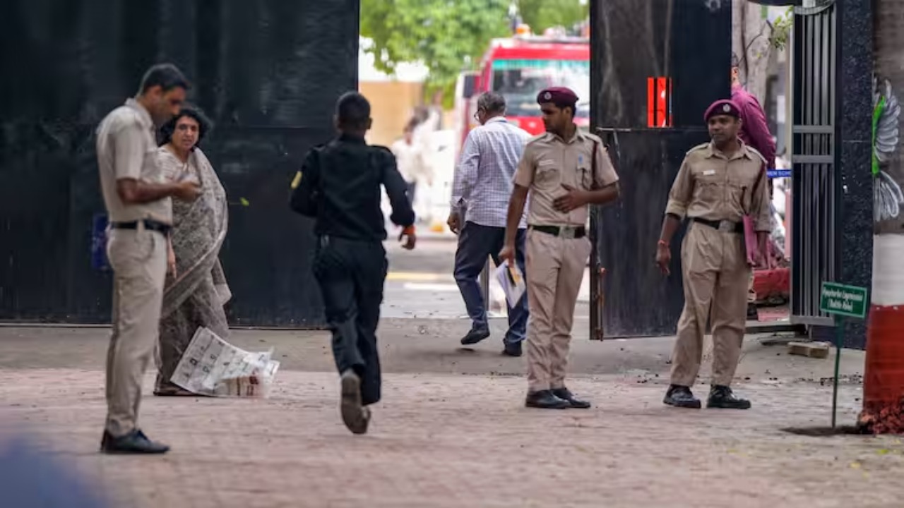 Bomb Threat: दिल्ली के 20 स्कूलों को सुबह-सुबह मिली बम से उड़ाने की धमकी, फायर ब्रिगेड और पुलिस टीम 