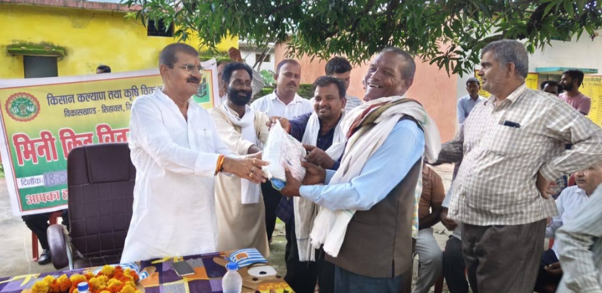 Sidhi News: विधायक सिहावल ने किसानों को खरीफ सीजन की फसलों के बीज का किया वितरण