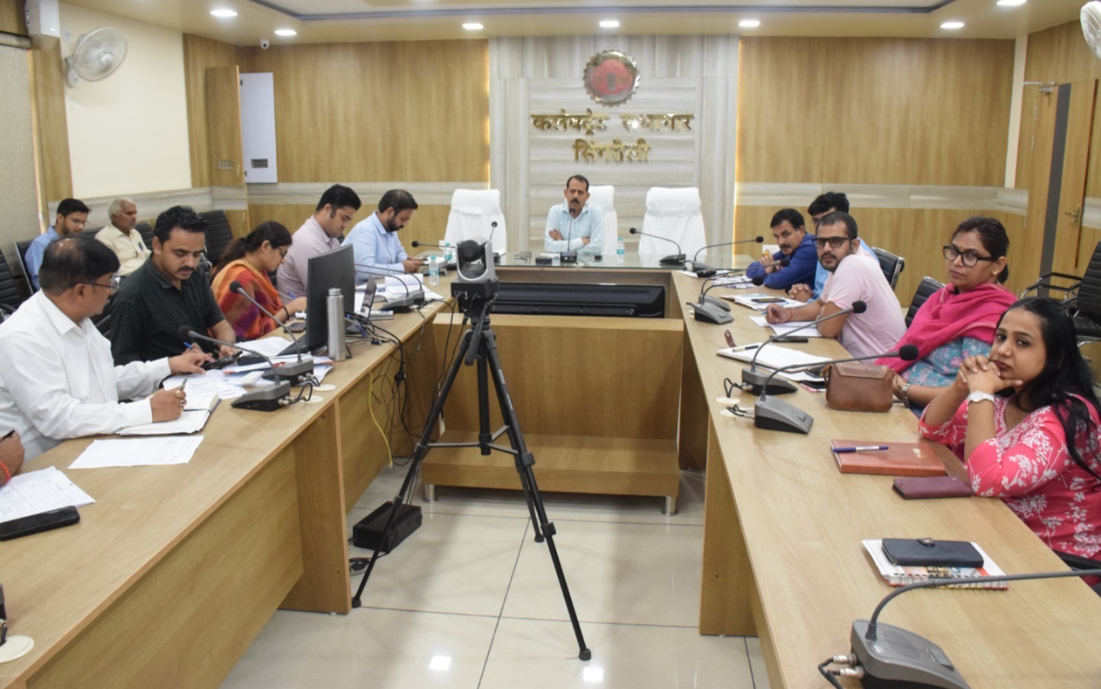 Singrauli News: कलेक्टर ने की सीएम हेल्पलाइन की समीक्षा, निराकरण के दिए निर्देश