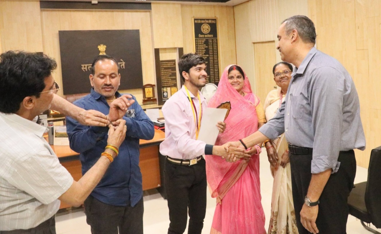 Sidhi News: मेहनत का सम्मान: मेधावी विद्यार्थियों को मिला ‘Star of the Month’, कलेक्टर ने किया सम्मा