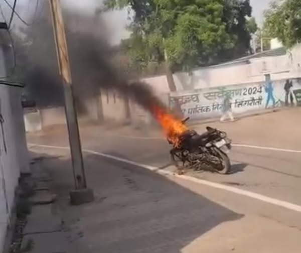 Singrauli News: चलती पल्सर बाइक में लगी भीषण आग, कूदकर चालक ने बचाई जान