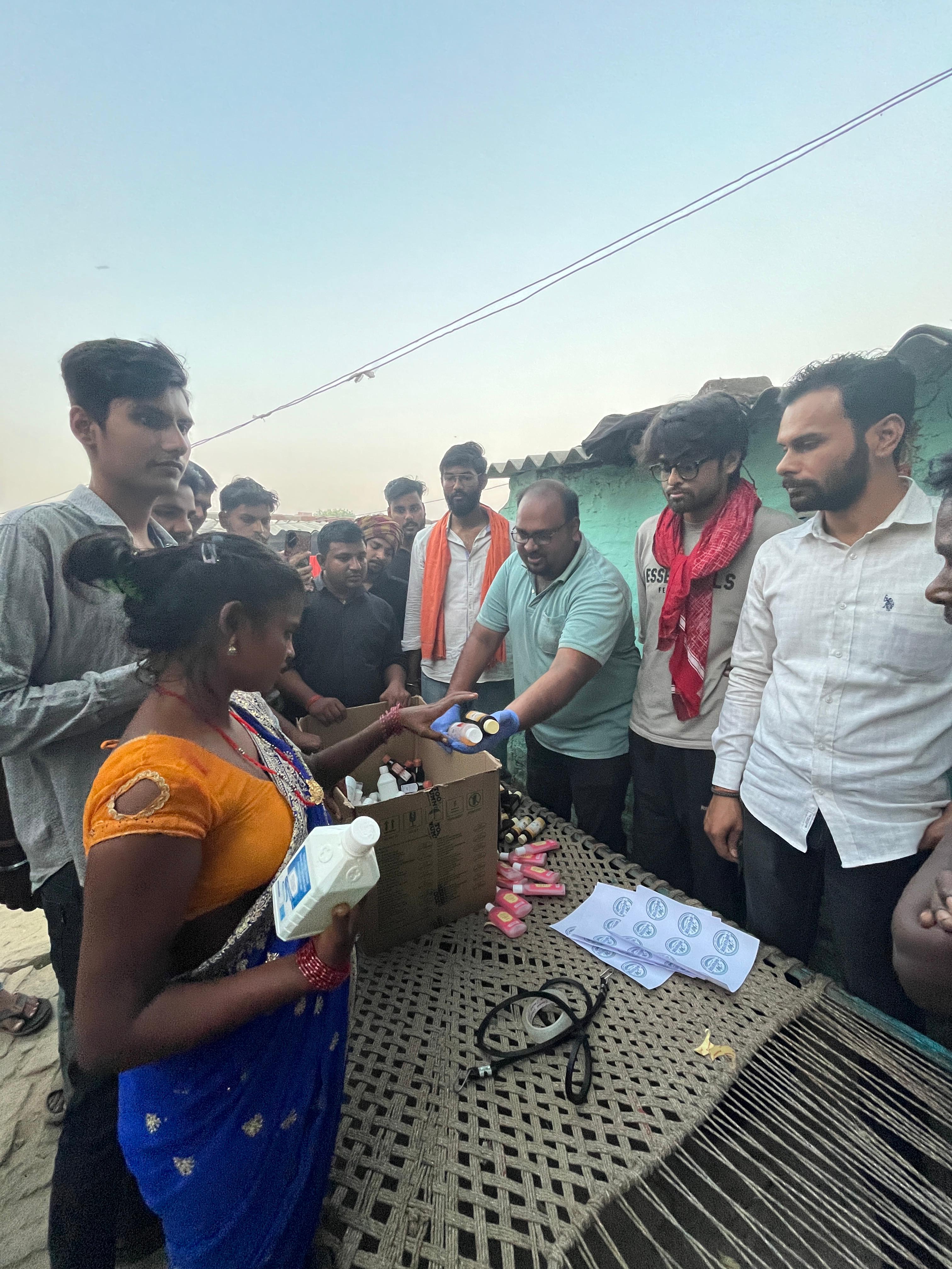 Varanasi News: हनुमंत नगर गांव में निःशुल्क दवा वितरण अभियान