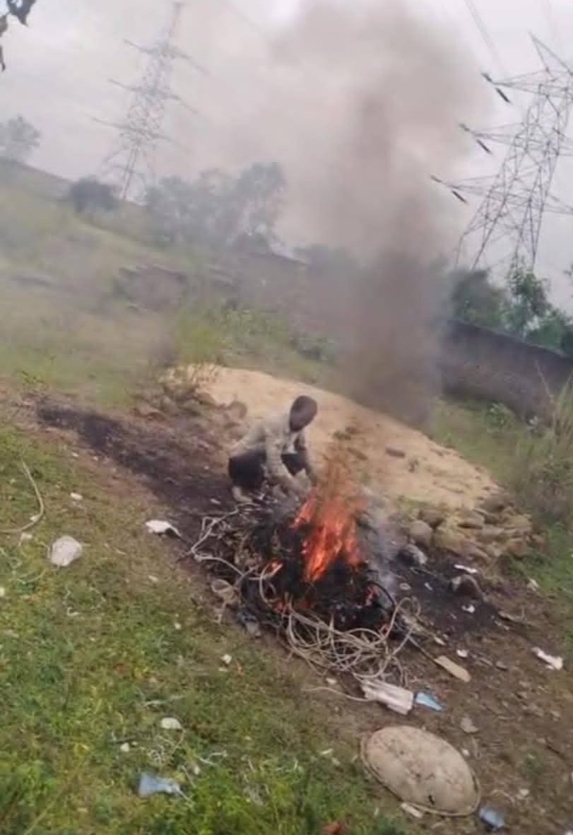 Singrauli News: बलियरी क्षेत्र में कबाड़ की आड़ में जल रही केबलें, खपाया जा रहा चोरी का माल,,?