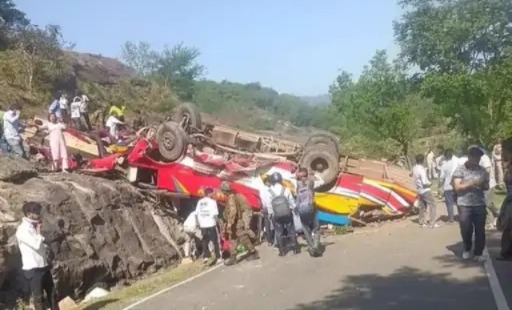 Udhampur News: जम्मू-कश्मीर के उधमपुर में दर्दनाक सड़क हादसा, बस खाई में गिरने से 21 लोगों की मौत