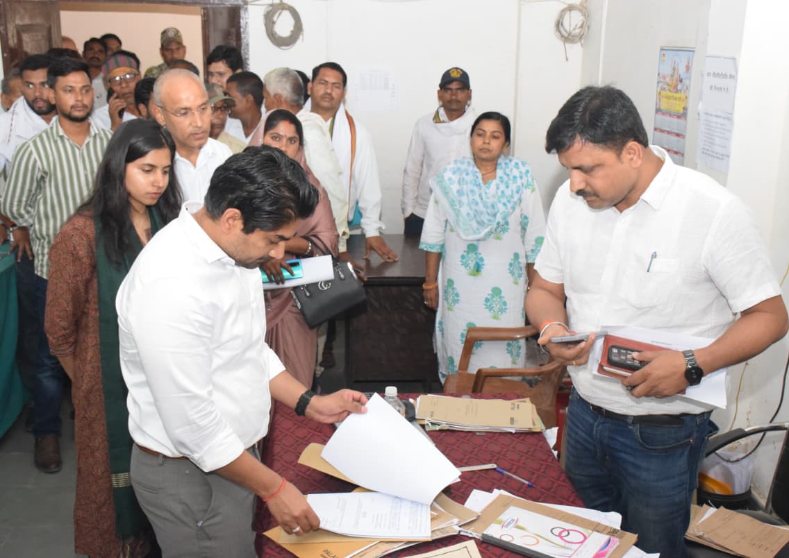 Singrauli News: कलेक्टर ने किया तहसील कार्यालय देवसर का निरीक्षण
