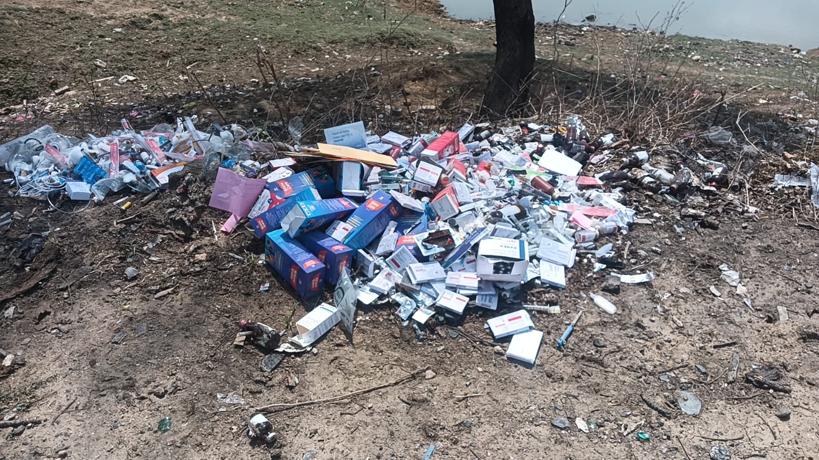 Singrauli News: खुटार के मोती तारा तालाब में फेंका जा रहा कचरा और मेडिकल वेस्ट, ग्रामीणों में आक्रोश