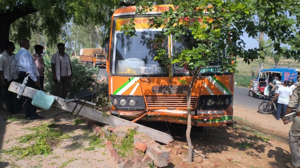 Aligarh News: चलती बस में चालक को आया हार्ट अटैक, सैन्यकर्मी ने संभाला स्टीयरिंग; 50 यात्रियों की बच