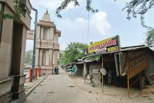 Singrauli Sonbhadra News: मैत्री द्वार के पास शराबियों का जमावड़ा, सुंदरता पर लग रहा ग्रहण