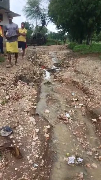 Singrauli News: झांझी से दोपहा टोला तक 4 किमी सड़क बदहाल, बच्चों की बस तक हुई बंद
