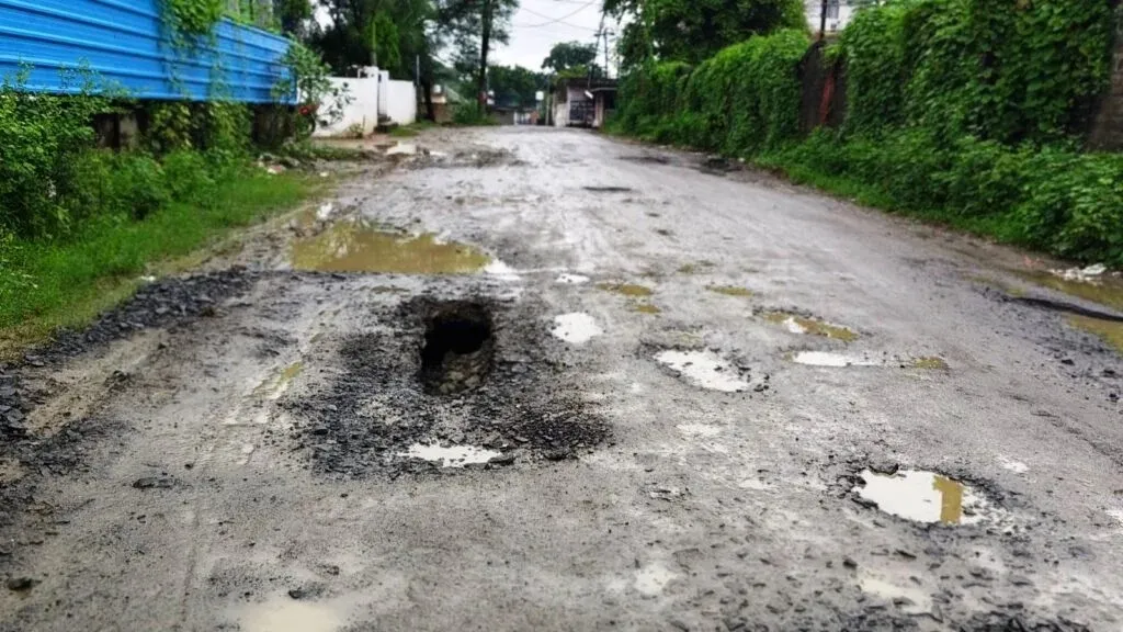 Singrauli News: सीवर लाइन धंसने का नहीं थम रहा सिलसिला, गुणवत्ता पर उठे सवाल