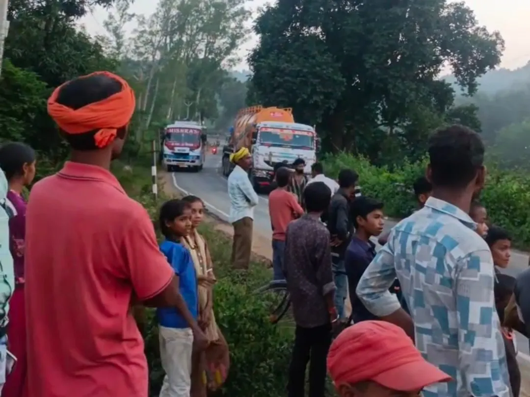 Sidhi News: बाइक सवार को बचाने के चक्कर में अनियंत्रित होकर पलटा बल्कर, चालक गंभीर घायल