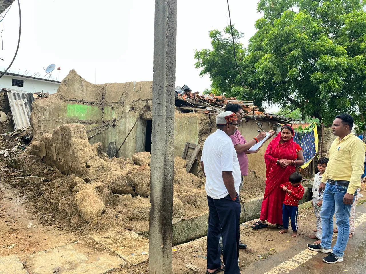 Singrauli News: भारी बारिश ने तीन परिवारों के घर गिरे, वार्ड 39 में मकान गिरने के बाद पटवारी ने किया