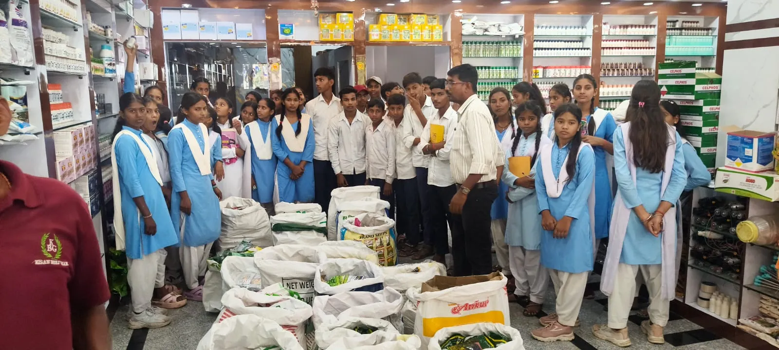 Singrauli News: खुटार के कृषि विद्यार्थियों ने किया औद्योगिक भ्रमण, बीज और कृषि दवाओं की उपयोगिता सम