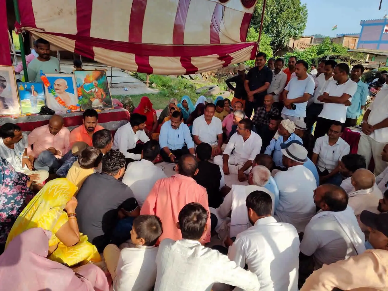 Singrauli News: ललितपुर रेलवे लाइन के मुआवजे को लेकर झोखो में ग्रामीणों का धरना जारी