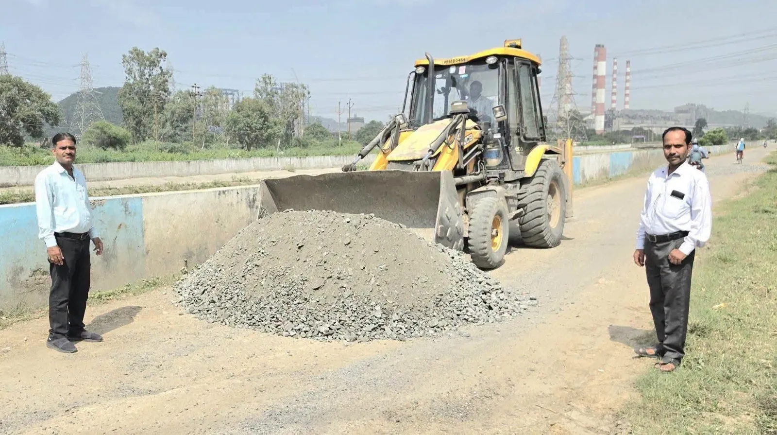 Singrauli News: लंबे इंतजार के बाद कैनाल सड़क के गड्ढों की मरम्मत शुरू