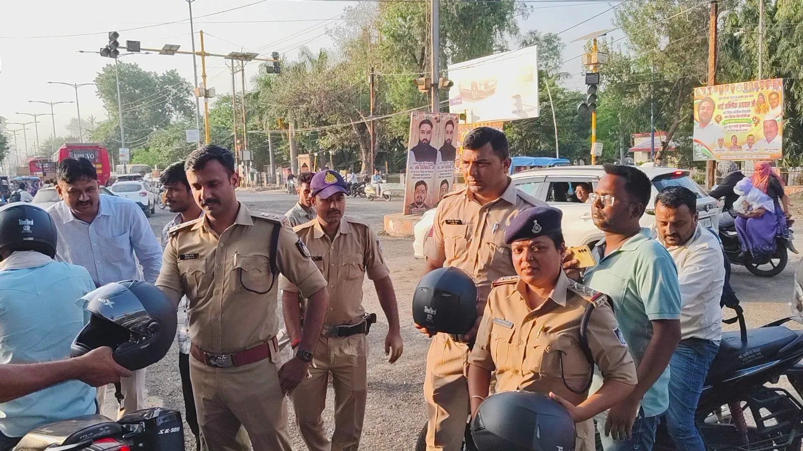 Singrauli News: हेलमेट बांटकर पुलिस ने दिया सड़क सुरक्षा का संदेश