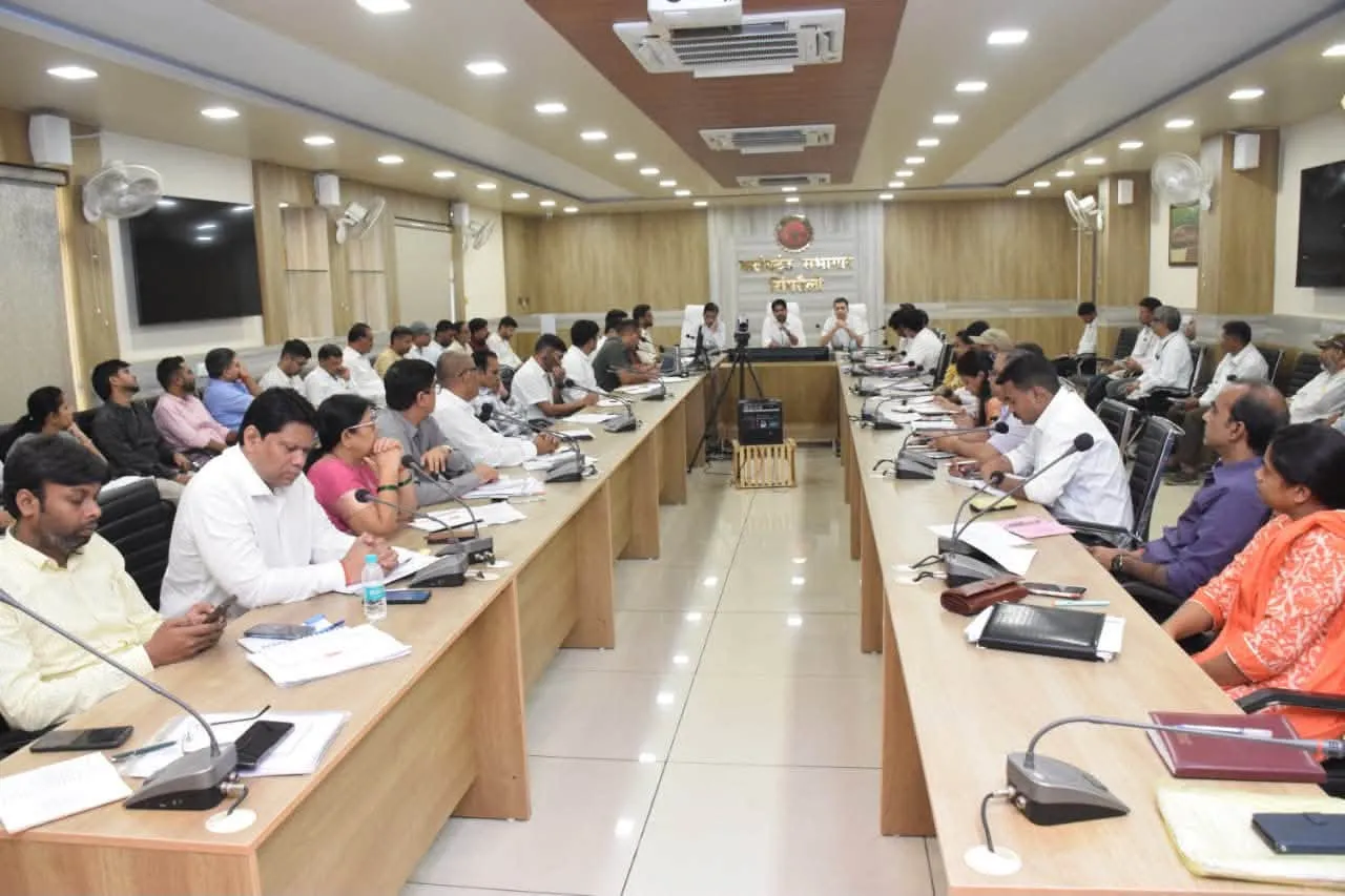 Singrauli News: मतदाता सूची से लेकर रेलवे विस्थापन तक, समय-सीमा बैठक में कलेक्टर ने दिए निर्देश